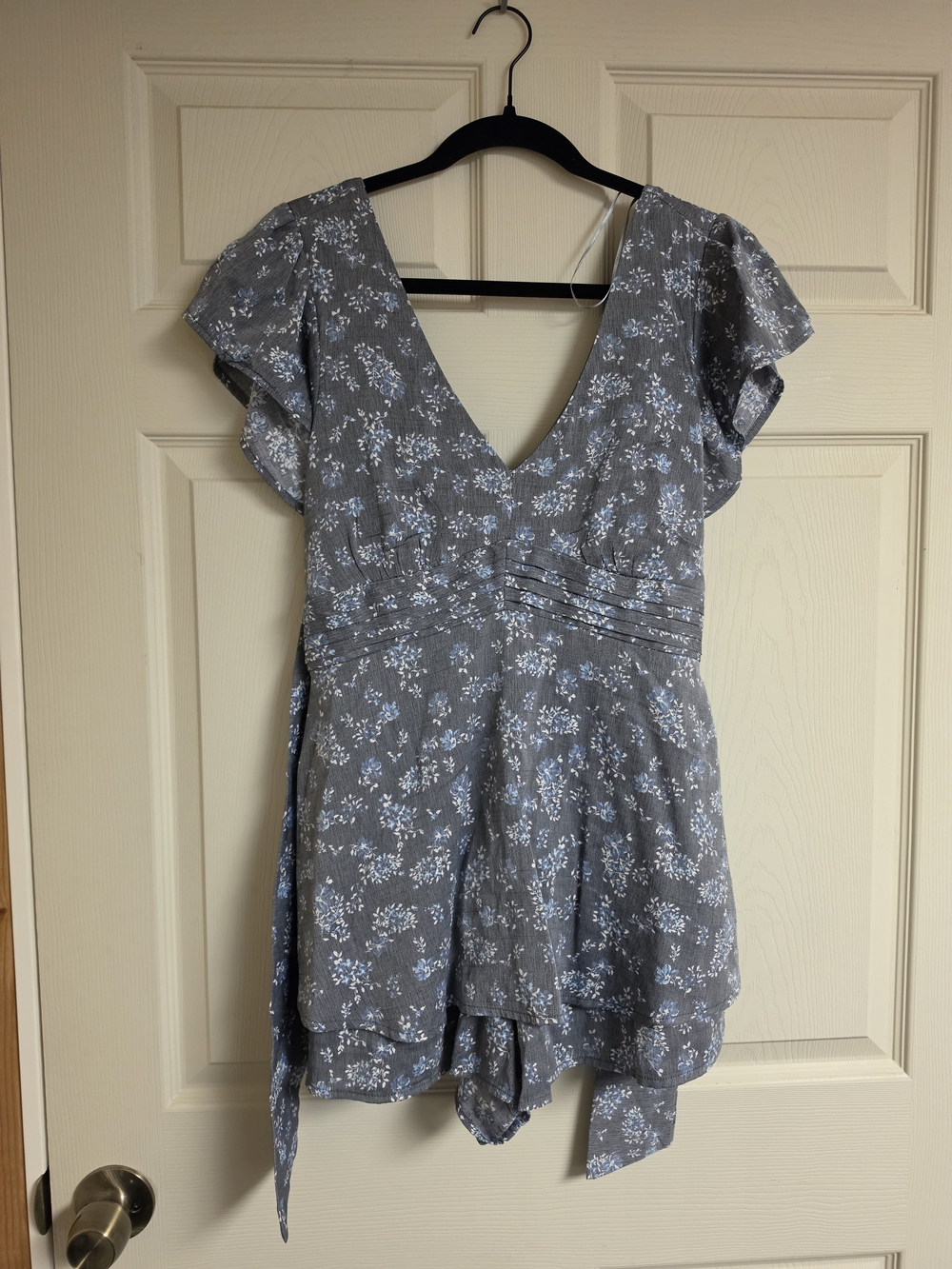 Francesca's Collections Gray-Blue Floral V-Neck Romper with Flutter Sleeves